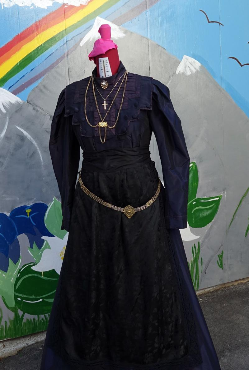 2020-06-01_16-19-55 Črna noša