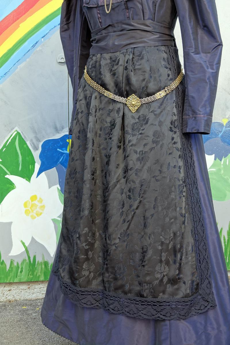 2020-06-01_16-21-59 Črna noša