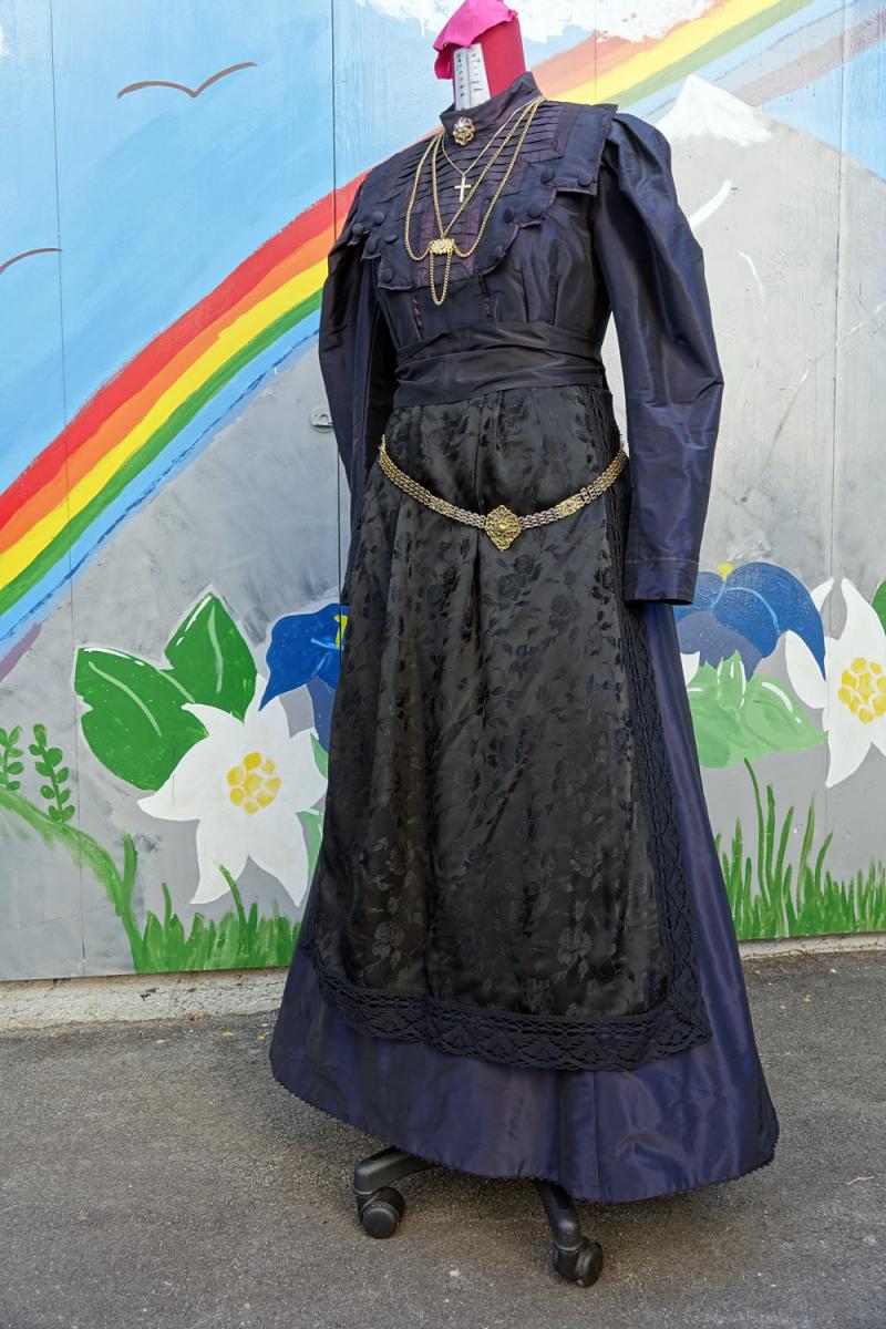 2020-06-01_16-21-52 Črna noša