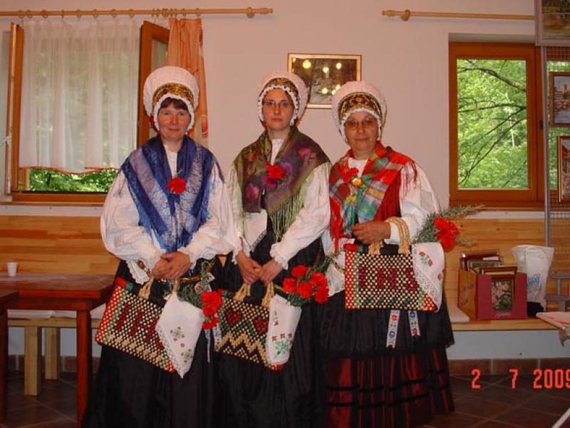 Dekleta v narodnih nošah